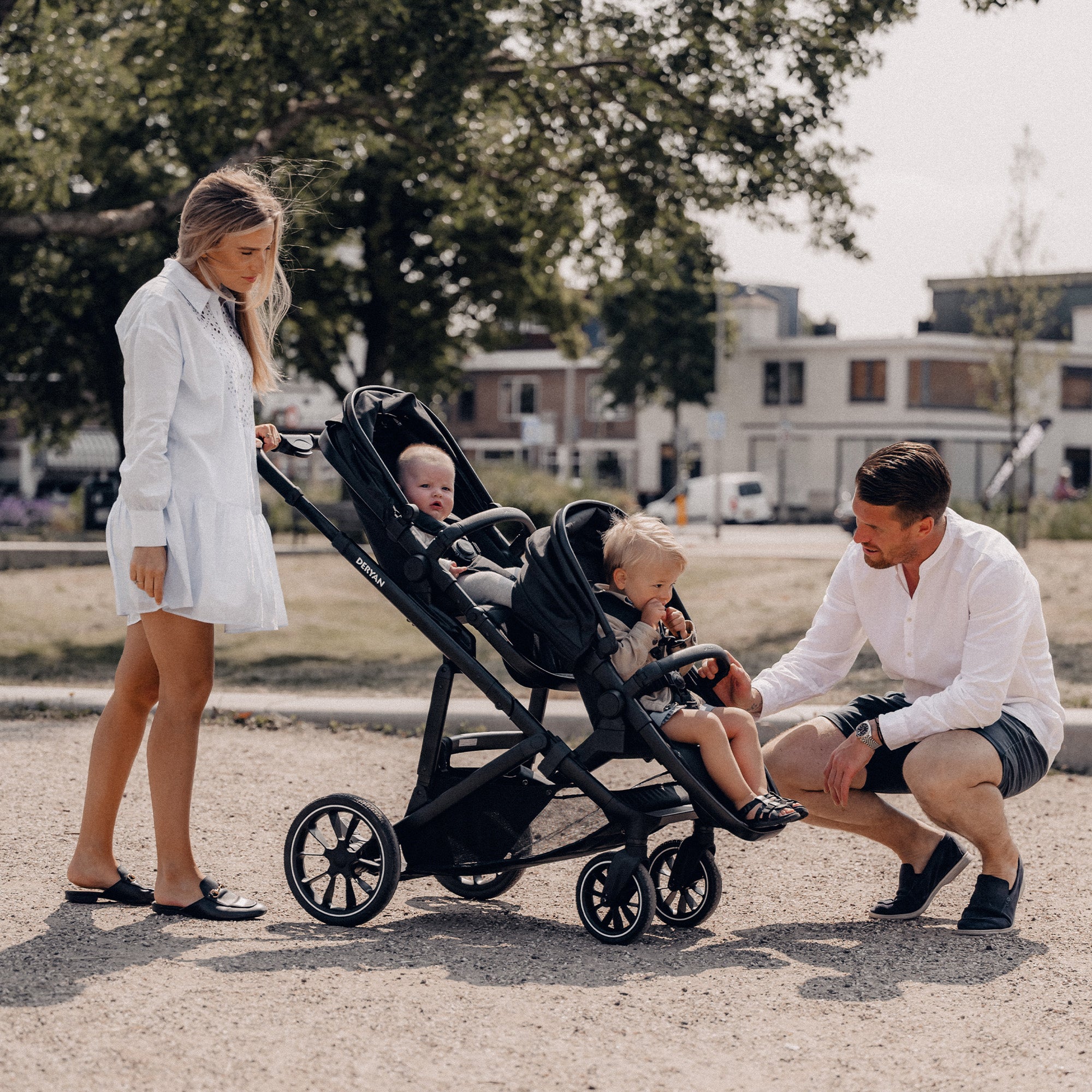 DERYAN EVY V2 Duo Kinderwagen Zwart – 2-zits kinderwagen met verstelbare zitjes en voetensteun. Voorzien van SPF50+ zonnekap, stevige vering en een veilig 5-punts harnas. Met één hand inklapbaar, stabiel en comfortabel. Ideaal voor ouders met twee kinderen die gemak en kwaliteit zoeken.