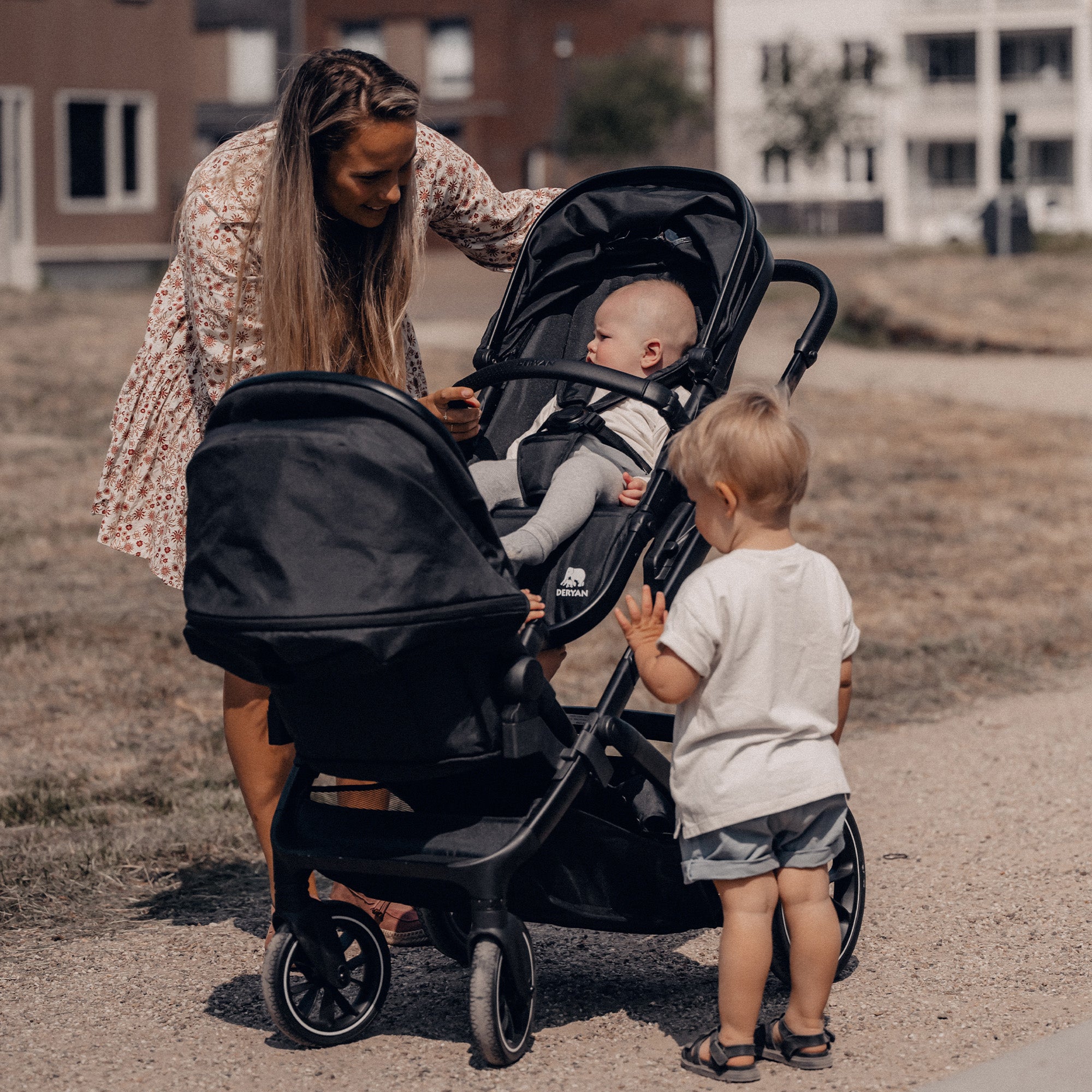 DERYAN EVY V2 Duo Kinderwagen Zwart – 2-zits kinderwagen met verstelbare zitjes en voetensteun. Voorzien van SPF50+ zonnekap, stevige vering en een veilig 5-punts harnas. Met één hand inklapbaar, stabiel en comfortabel. Ideaal voor ouders met twee kinderen die gemak en kwaliteit zoeken.
