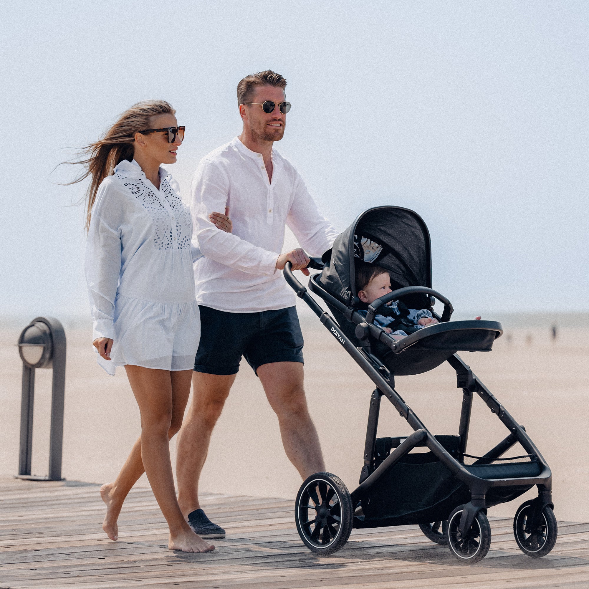 DERYAN EVY V2 Duo Kinderwagen Zwart – 2-zits kinderwagen met verstelbare zitjes en voetensteun. Voorzien van SPF50+ zonnekap, stevige vering en een veilig 5-punts harnas. Met één hand inklapbaar, stabiel en comfortabel. Ideaal voor ouders met twee kinderen die gemak en kwaliteit zoeken.