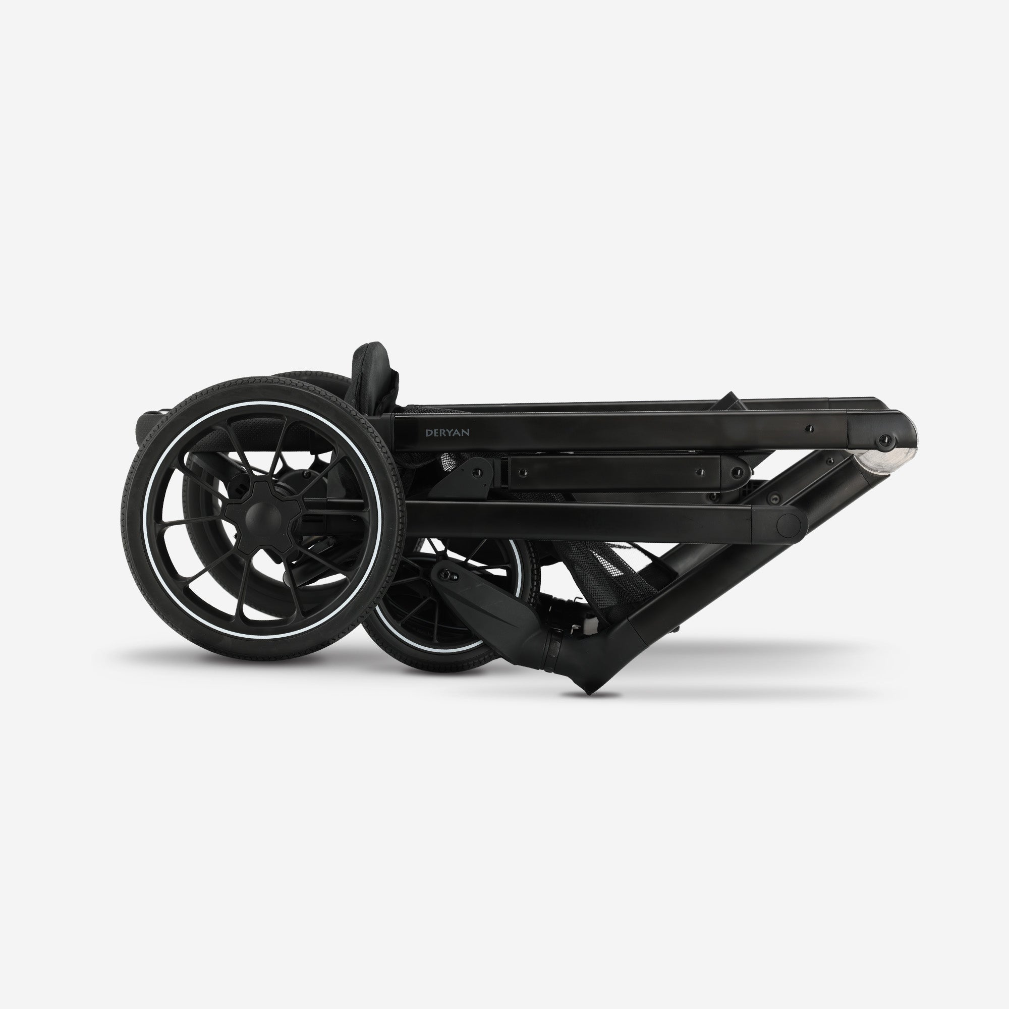 DERYAN EVY V2 Duo Kinderwagen Zwart – 2-zits kinderwagen met verstelbare zitjes en voetensteun. Voorzien van SPF50+ zonnekap, stevige vering en een veilig 5-punts harnas. Met één hand inklapbaar, stabiel en comfortabel. Ideaal voor ouders met twee kinderen die gemak en kwaliteit zoeken.