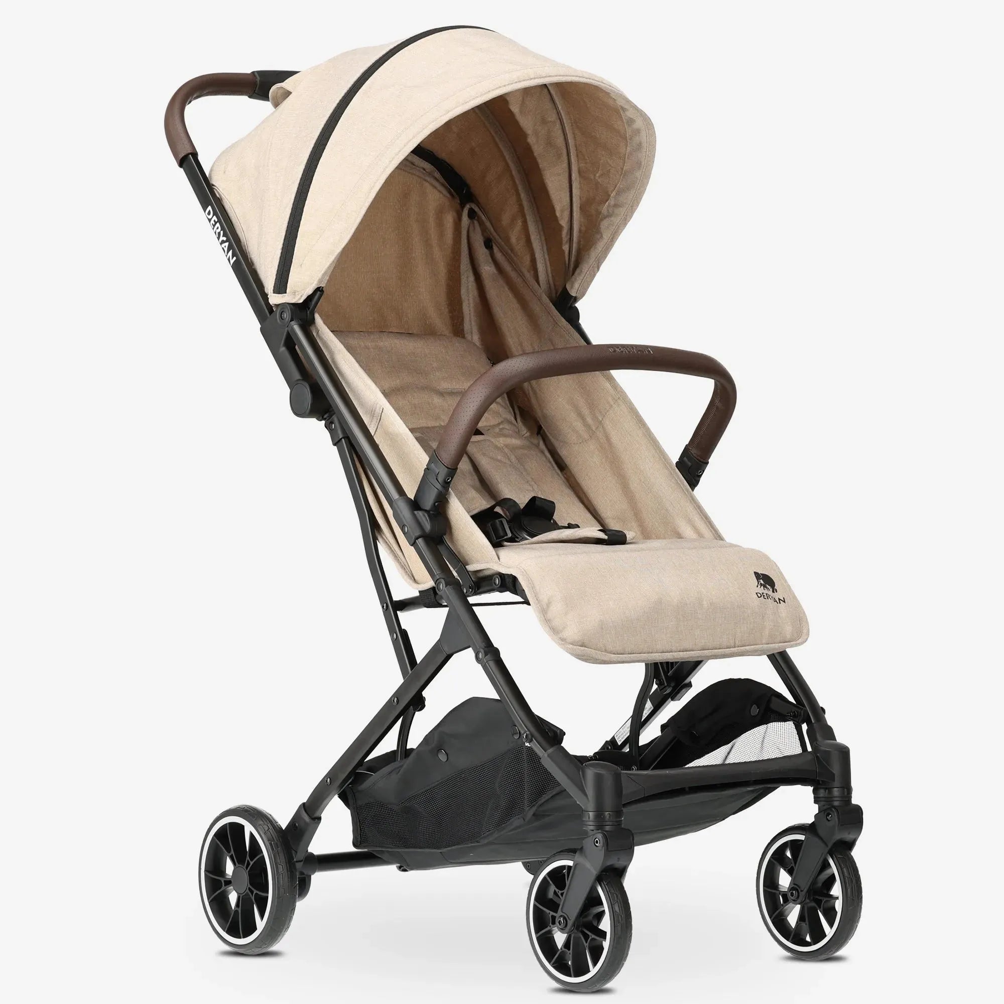 DERYAN Rolo Buggy Nougat – stijlvolle en compacte buggy met luxe afwerking. Met één hand inklapbaar, verstelbare rugleuning en voetensteun. Voorzien van SPF50+ zonnekap, magnetische 5-puntsgordel en stevig remsysteem. Ideaal voor ouders die comfort en gemak willen onderweg.