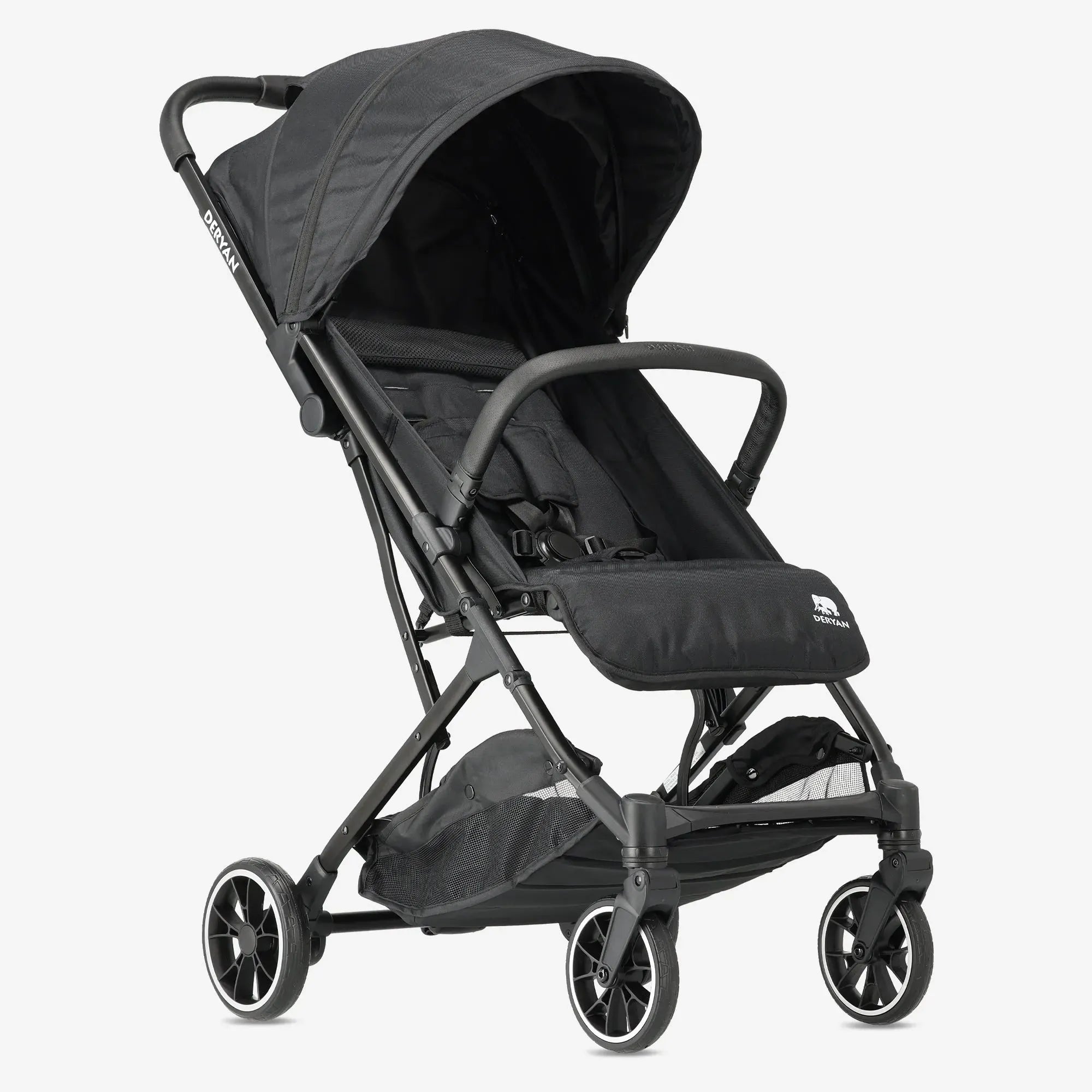 DERYAN Rolo Buggy Zwart – moderne, lichtgewicht buggy die gemak en stijl combineert. Met één hand inklapbaar, verstelbare rugleuning en voetensteun. Uitgerust met SPF50+ zonnekap, magnetische 5-puntsgordel en stevig remsysteem. Perfect voor dagelijks gebruik en reizen met je kind.